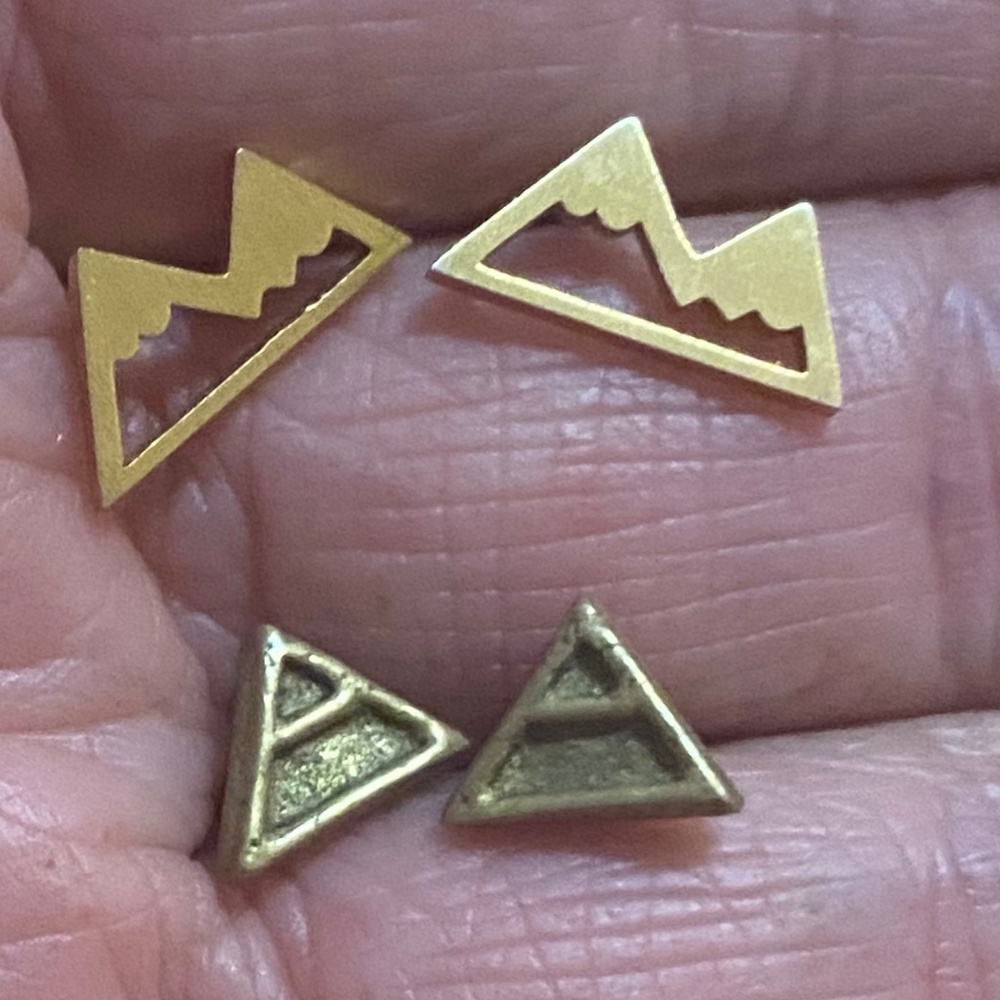 2 pairs of gold toned stud earrings